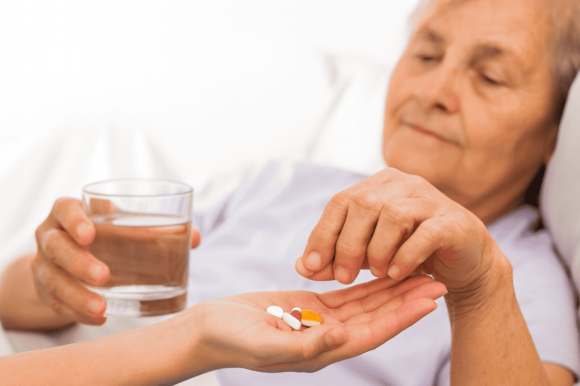 Administración de Medicamentos a Domicilio con MAQMUN Médica. Supervisión del correcto uso y dosificación de medicamentos según prescripción médica en casa con person